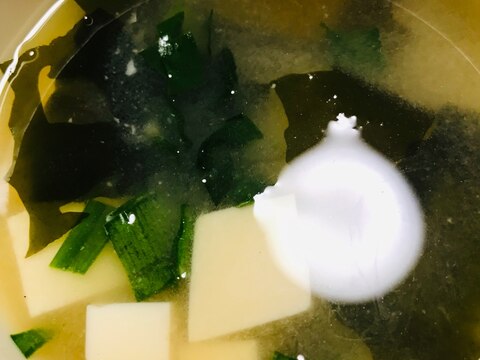 ニラと豆腐とわかめの味噌汁
